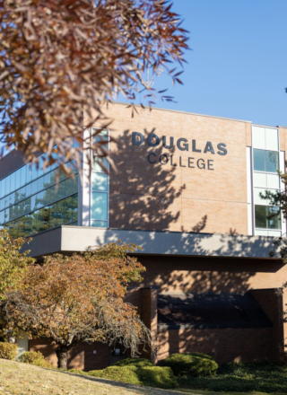 Fanny Boulesteix et Kimberley Sutherland, les deux enseignantes qui portent le programme de français de Douglas College. | Photo : courtoisie  