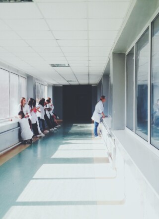 Les examens de qualification représentent une étape importante pour les professionnels de santé formés à l’étranger souhaitant exercer en Colombie-Britannique | Pexels  