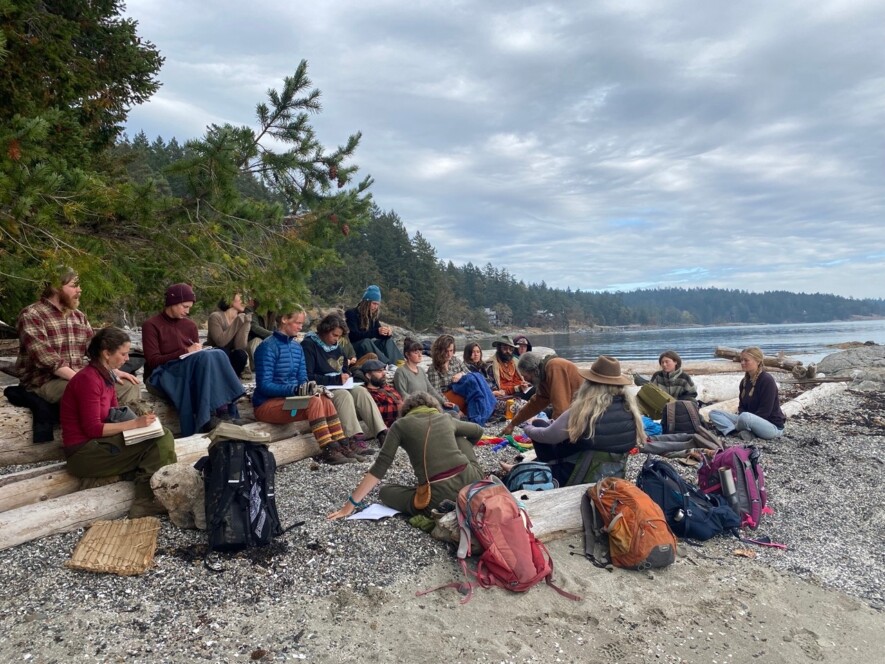 Des participants de Wisdom of the Earth Immersion lors d’une activité en pleine nature à Salt Spring Island | Courtoisie   