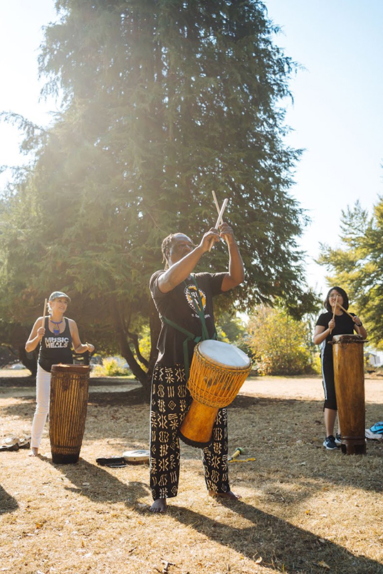 Cette année, Africa With The Masters place son festival sous le thème Wholeness, une invitation à revenir à soi et aux autres. | Photo d’African Friendship Society  