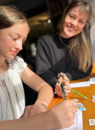 Célia Hayet, avec une étudiante lors d’un cours individuel, donnera les premiers cours de français offerts par l’Association des francophones des Kootenays Ouest | Courtoisie  