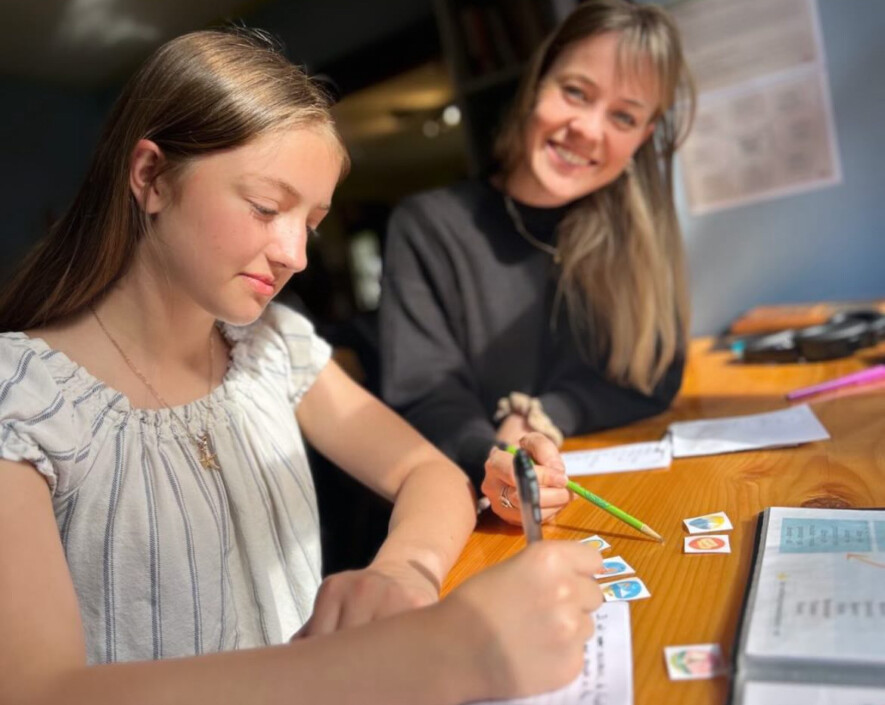 Célia Hayet, avec une étudiante lors d’un cours individuel, donnera les premiers cours de français offerts par l’Association des francophones des Kootenays Ouest | Courtoisie  