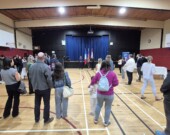 Le consul général de France à Vancouver, Raphaël Dang, entouré de membres du conseil d’administration, de parents d’élèves et d’enseignants lors de l’ouverture du lycée Cousteau | Nizar Rebii  