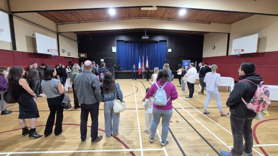 Le consul général de France à Vancouver, Raphaël Dang, entouré de membres du conseil d’administration, de parents d’élèves et d’enseignants lors de l’ouverture du lycée Cousteau | Nizar Rebii  