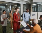 Des électeurs font la file à l’intérieur d’un bureau de vote | Pexels  