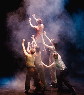 La relève de la danse contemporaine à l’honneur avec deux créations originales présentées par la compagnie junior de Ballet BC à Vancouver. | Photo par Duy Le  
