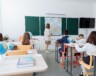 Une enseignante accompagne des élèves en classe | Pexels  