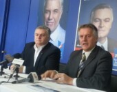 L'ex-ministre des Affaires municipales, Laurent Lessard ( à droite sur la photo) était de passage en Gaspésie mardi pour prêter main-forte au candidat libéral dans Bonaventure, Damien Arsenault.  