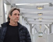 «Ce que j’aime, c’est de partir d’un besoin, d’une idée et d’en faire un projet réalisable. Après, quand c’est en place, ça ne m’intéresse plus. Je suis déjà ailleurs », dit l’artisan de changement, sourire en coin. Photo : Ariane Aubert Bonn  