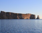 Le rocher Percé s’appelait Pewje'g en Mi’gmaq, avec deux définitions, là où il y a un trou, ou pelles (dans ce cas la définition du Père Pacifique de Valigny).  