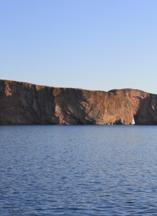 Le rocher Percé s’appelait Pewje'g en Mi’gmaq, avec deux définitions, là où il y a un trou, ou pelles (dans ce cas la définition du Père Pacifique de Valigny).  