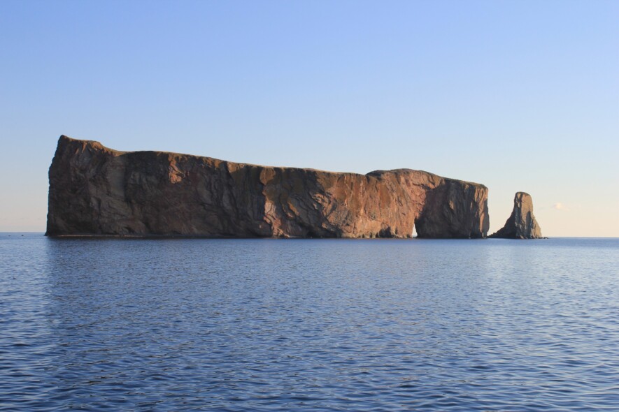 Le rocher Percé s’appelait Pewje'g en Mi’gmaq, avec deux définitions, là où il y a un trou, ou pelles (dans ce cas la définition du Père Pacifique de Valigny).  