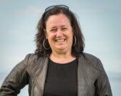 Christine Blanchette, agente de recrutement pour la Stratégie Vivre en Gaspésie, va à la rencontre de diplômés de partout au Québec afin de leur proposer la région comme nouvelle terre d’accueil et leur parler des opportunités professionnelles offertes chez nous. Photo : Stratégie Vivre en Gaspésie.  
