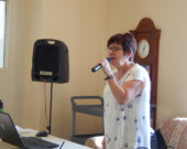 Diane Bérubé lors de sa prestation au CHSLD Mgr Ross, le 25 octobre dernier. Photo : Nelson Sergerie.  