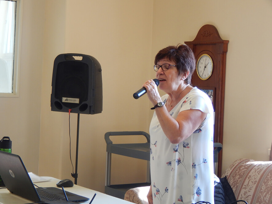 Diane Bérubé lors de sa prestation au CHSLD Mgr Ross, le 25 octobre dernier. Photo : Nelson Sergerie.  
