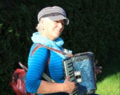 Sylvie Gallant participe souvent comme animatrice musicale à des événements de plein air, comme ici au Raid international Gaspésie,
à Escuminac, en 2015. Photo : Gilles Gagné.  