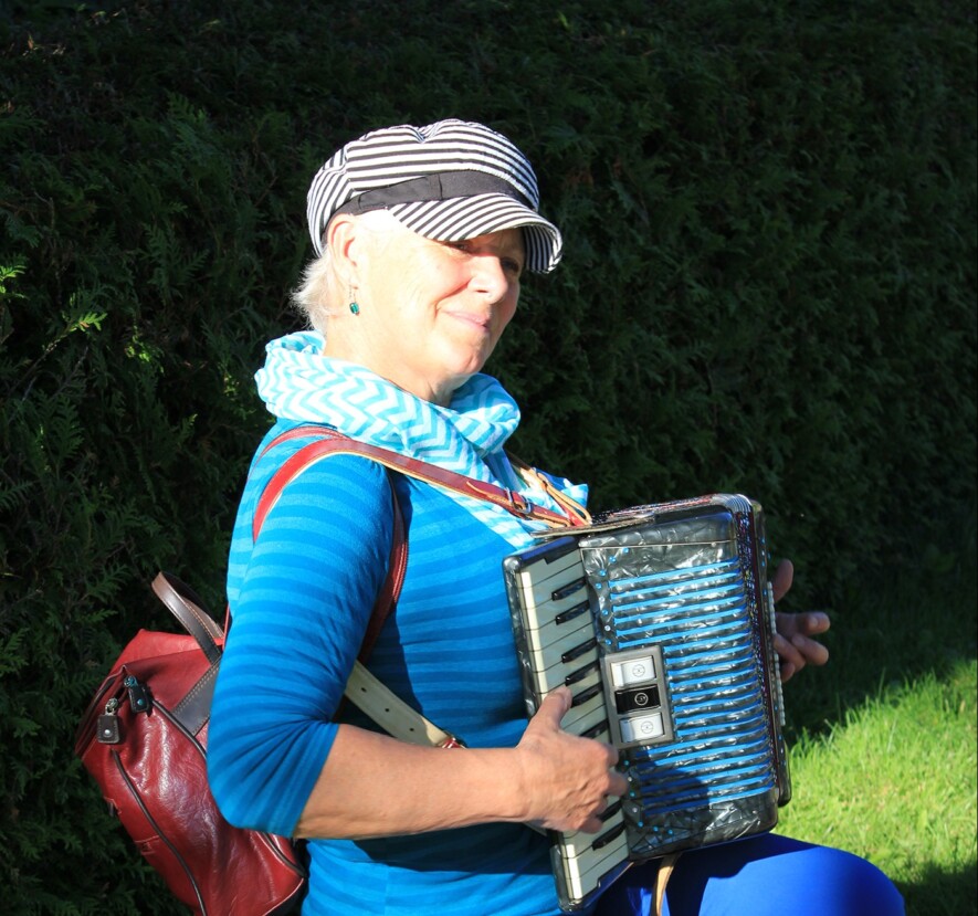Sylvie Gallant participe souvent comme animatrice musicale à des événements de plein air, comme ici au Raid international Gaspésie,
à Escuminac, en 2015. Photo : Gilles Gagné.  