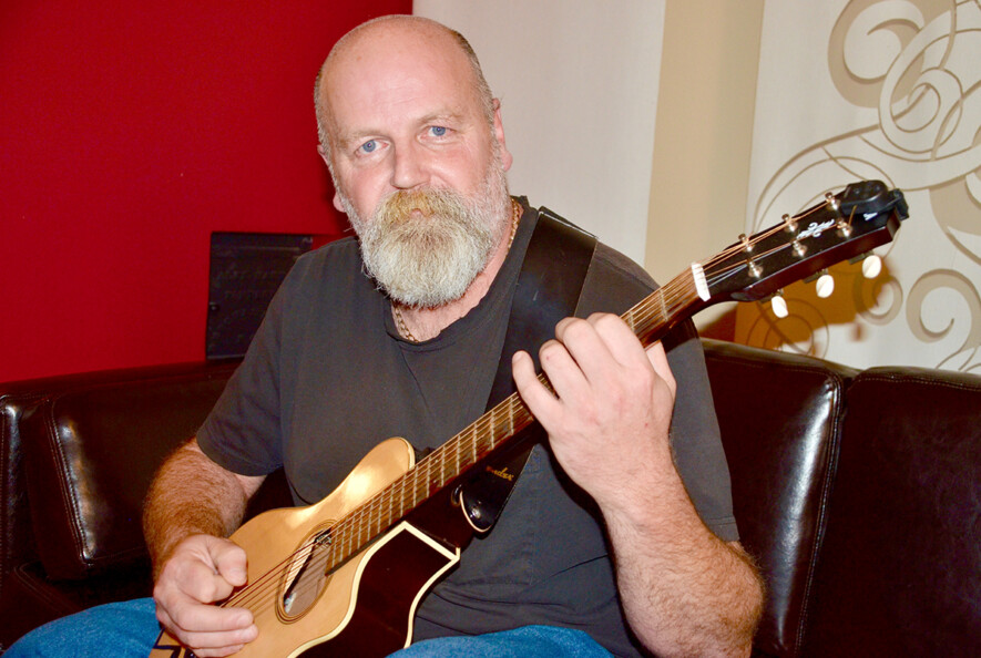 Jacques Mimeault de La Martre explore une nouvelle façon de jouer de la guitare, qu'il présente comme modale ou dulcimer. Photo : Johanne Fournier.  