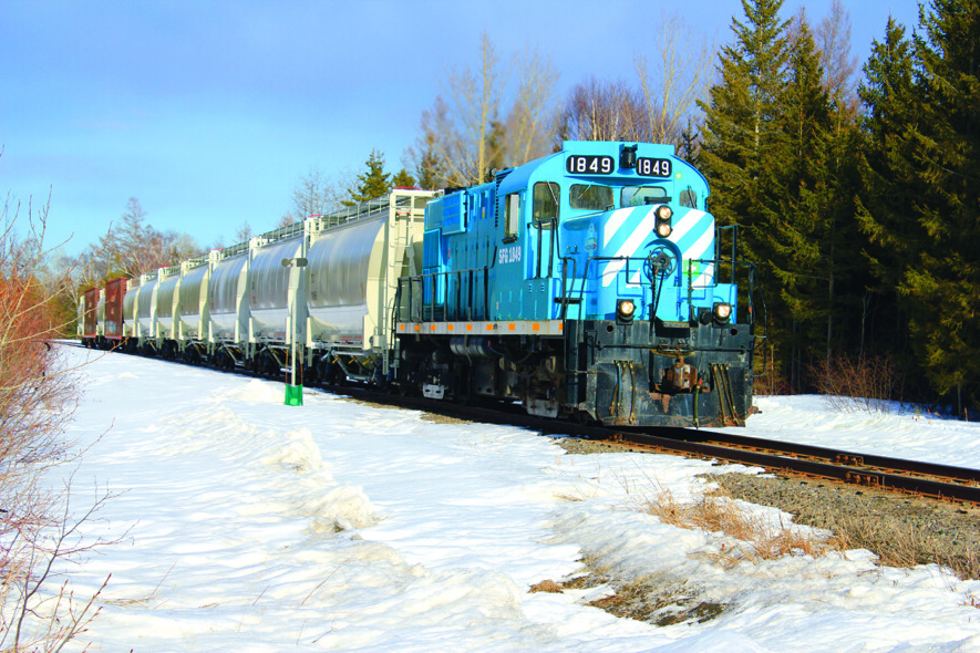 Les trains de ciment sont chargés à New Richmond et Nouvelle au lieu de l’être au point d’origine, chez Ciment McInnis à Port-Daniel. Le transport par camion entre Port-Daniel et New Richmond ou Nouvelle coûte plus cher
et génère davantage de gaz à effet de serre que si le ciment était chargé dans des wagons à Port-Daniel. C’est sans compter une somme importante d’intrants arrivant à Ciment McInnis en camion, alors qu’ils pourraient y être acheminés par train.  