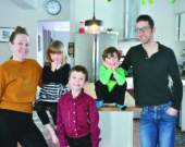 Amélie Dallaire et Jean-Michel Landry, de même que leurs trois enfants Victor, Flavie et Xavier démontrent ici la qualité de ce que l'on peut dégoter dans des comptoirs économiques. Tous ces morceaux usagés ont été payés à moindre coût.  