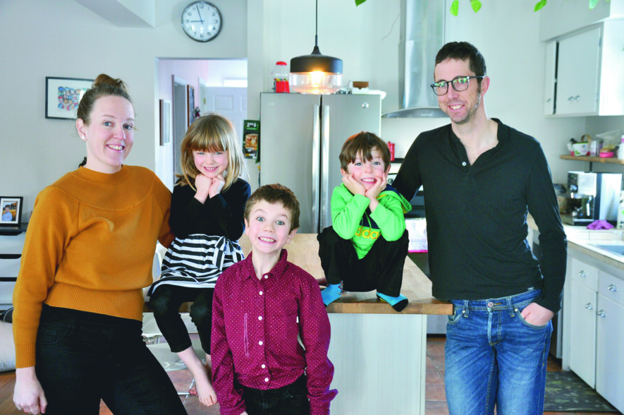 Amélie Dallaire et Jean-Michel Landry, de même que leurs trois enfants Victor, Flavie et Xavier démontrent ici la qualité de ce que l'on peut dégoter dans des comptoirs économiques. Tous ces morceaux usagés ont été payés à moindre coût.  