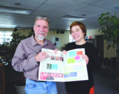 Le journaliste Gilles Gagné et Rébecca Dumais, qui faisait partie du groupe de femmes s'étant confié à GRAFFICI, en 2009, jettent un coup d'oeil 11 ans plus tard sur l'édition de mars du journal, dans lequel elle faisait part des conséquences du déséquilibre femmes-hommes en Gaspésie. Aujourd'hui, Rébecca vit en couple avec Yves Arbour et ils sont les heureux parents d'un garçon de quatre ans.  