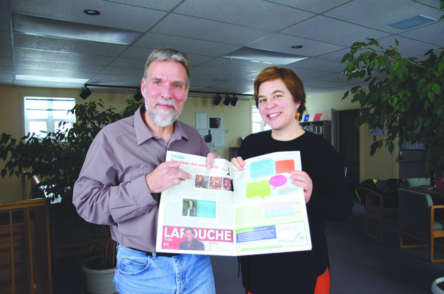 Le journaliste Gilles Gagné et Rébecca Dumais, qui faisait partie du groupe de femmes s'étant confié à GRAFFICI, en 2009, jettent un coup d'oeil 11 ans plus tard sur l'édition de mars du journal, dans lequel elle faisait part des conséquences du déséquilibre femmes-hommes en Gaspésie. Aujourd'hui, Rébecca vit en couple avec Yves Arbour et ils sont les heureux parents d'un garçon de quatre ans.  