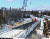 Les travaux de construction des deux nouveaux ponts ferroviaires à Cascapédia-Saint-Jules avancent plus vite que prévu. Il faudra sans doute que ce scénario se répète pour que l’échéancier de reprise de services complets jusqu’à Gaspé soit devancé. Pour le moment, ce rétablissement est prévu pour 2025.  