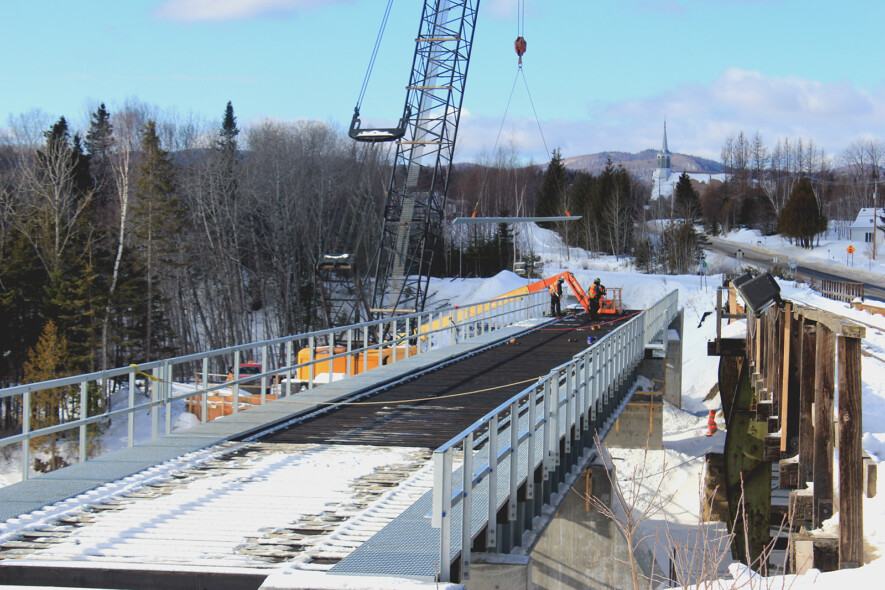 Les travaux de construction des deux nouveaux ponts ferroviaires à Cascapédia-Saint-Jules avancent plus vite que prévu. Il faudra sans doute que ce scénario se répète pour que l’échéancier de reprise de services complets jusqu’à Gaspé soit devancé. Pour le moment, ce rétablissement est prévu pour 2025.  