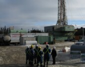 Un groupe de journalistes visite le site du forage Haldimand n° 4, en décembre 2014.  