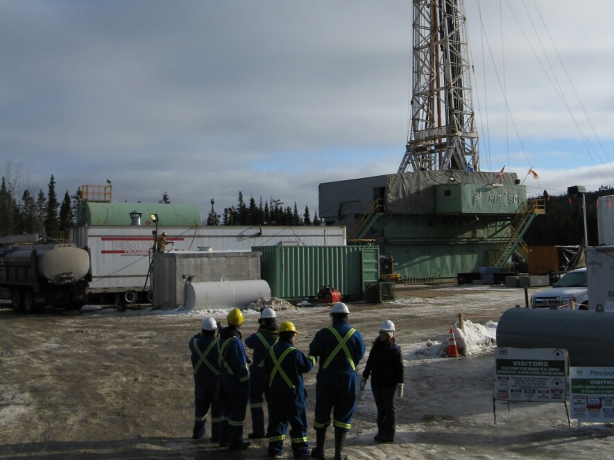 Un groupe de journalistes visite le site du forage Haldimand n° 4, en décembre 2014.  