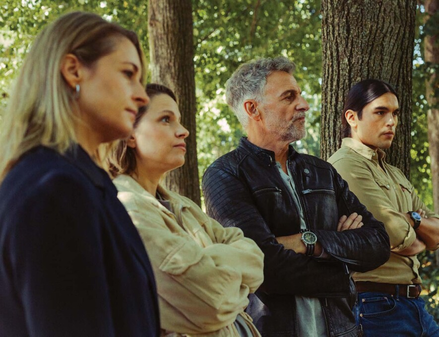Christine Beaulieu, Sarah-Jeanne Labrosse, Patrick Huard et Joshua Odjick lors d'une scène de la série Bon cop, bad cop.  